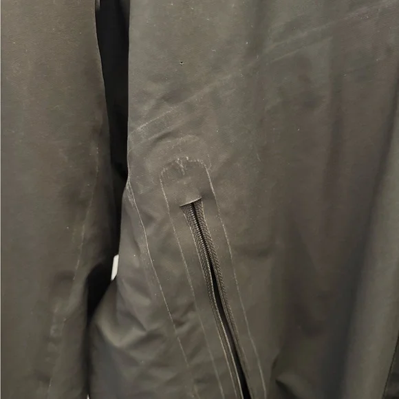 Patagonia Black Performance Jacket with Hood and Lightweight Design - Picture 10 of 13